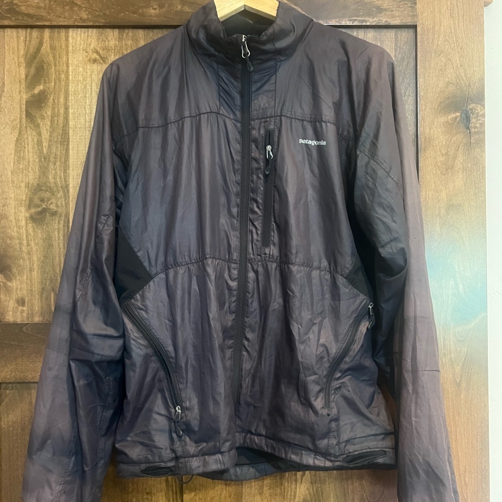 Patagonia men’s, black size medium coat. Adjustable elastic waistband.